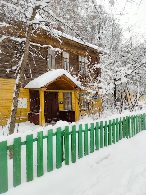 Lindas casas de madeira em uma cidade de inverno