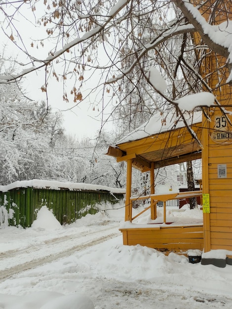 Lindas casas de madeira em uma cidade de inverno