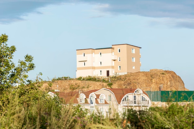 Lindas casas em uma colina contra um céu azul Liberdade e vida na natureza