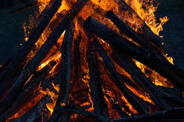 Lindas chamas de fogo em uma fogueira