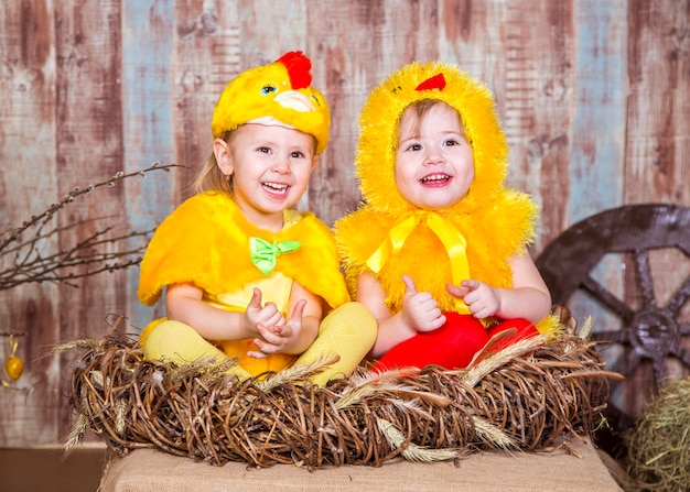 Lindas chicas juegan con conejos y patitos reales.