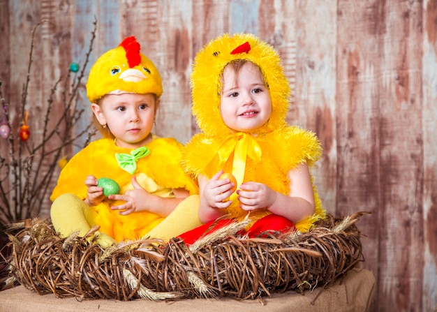 Lindas chicas juegan con conejos y patitos reales.