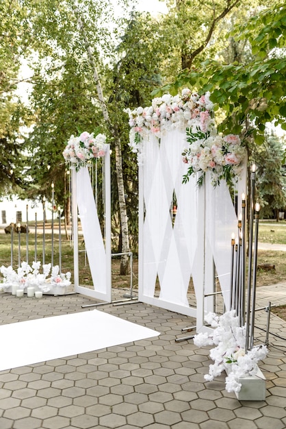 Lindas composições florais no restaurante para a cerimônia de casamento. Cerimônia solene de pintura do noivo e da noiva