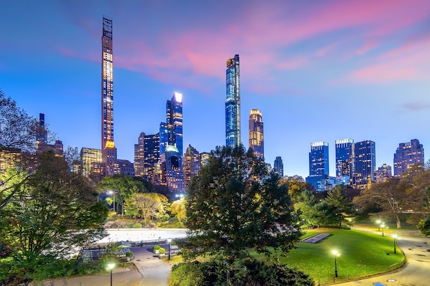 Lindas cores da folhagem do Central Park de Nova York ao pôr do sol nos EUA