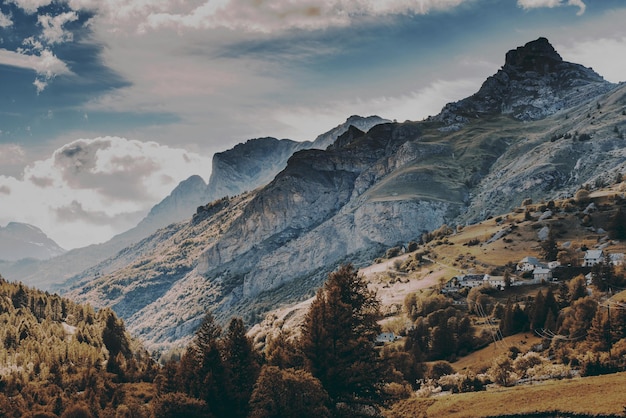 Lindas cores de outono nas montanhas e florestas