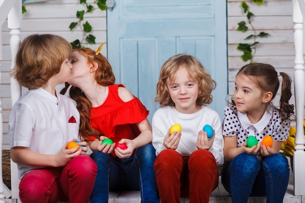 Lindas crianças com ovos de Páscoa nas mãos