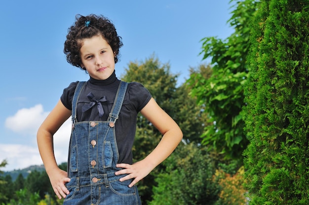 Lindas crianças posando em roupas da moda ao ar livre