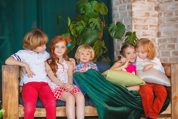 Foto lindas crianças se divertem juntas. foto engraçada. conceito de irmãos amigáveis em crianças.