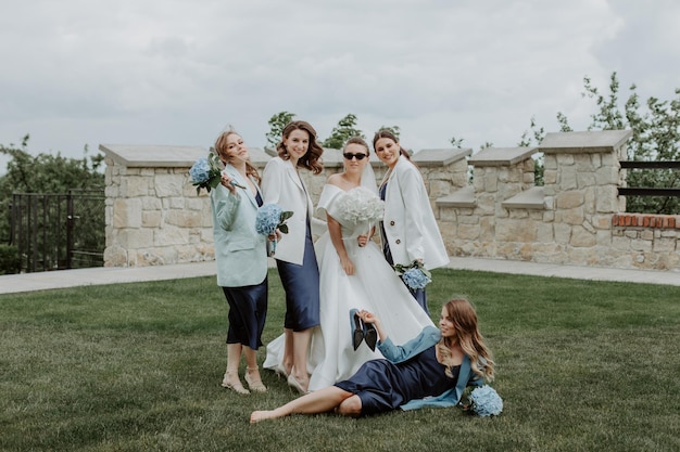 Lindas damas de honor con vestidos elegantes y una novia.