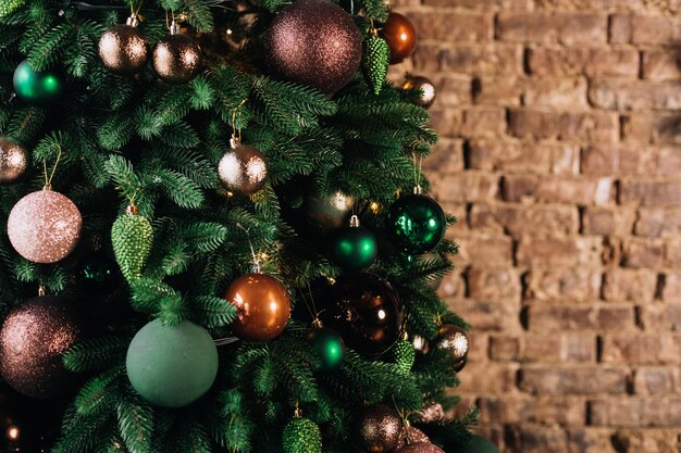 Lindas decorações de natal e presentes sob a árvore de natal