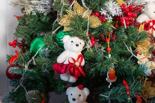 Lindas decorações de natal em forma de urso pendurado na decoração da casa da árvore de natal