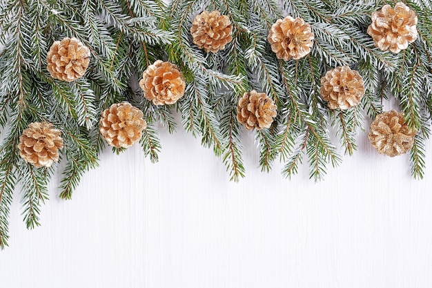 Lindas decorações de Natal em um fundo branco