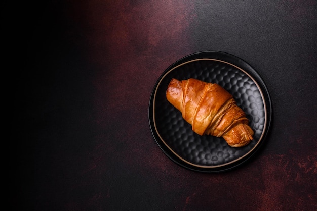 Lindas decorações diferentes de Natal e croissant em uma mesa de concreto marrom