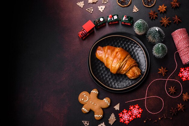 Lindas decorações diferentes de Natal e croissant em uma mesa de concreto marrom