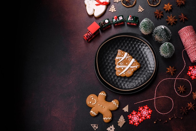 Lindas decorações diferentes de Natal e pão de gengibre em uma mesa de concreto marrom