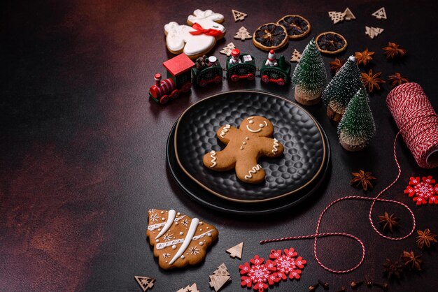 Lindas decorações diferentes de Natal e pão de gengibre em uma mesa de concreto marrom