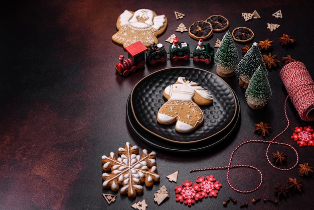 Lindas decorações diferentes de Natal e pão de gengibre em uma mesa de concreto marrom