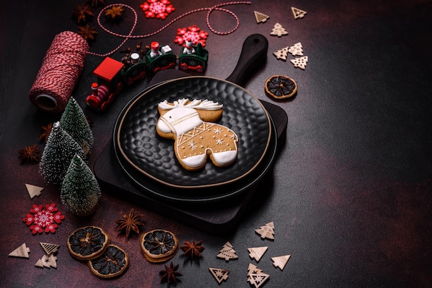 Lindas decorações diferentes de Natal e pão de gengibre em uma mesa de concreto marrom
