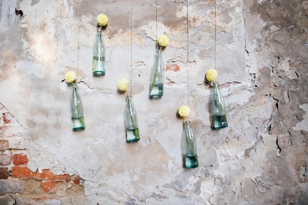 Lindas decorações rústicas de casamento feitas à mão de garrafas de vidro e floresx9