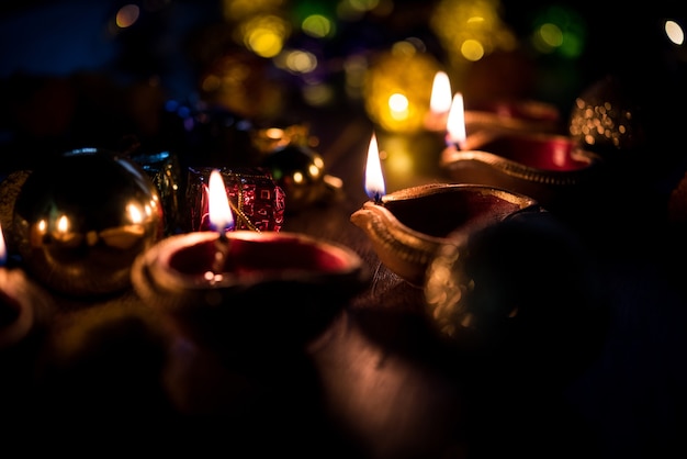 Lindas Diyas Diwali à noite com flores, séries de iluminação e presentes, cena temperamental