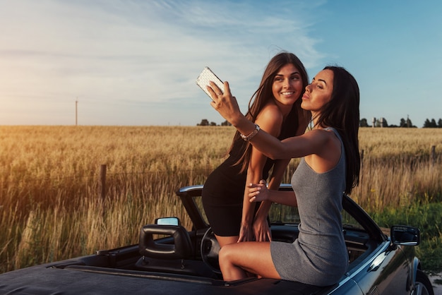 Foto lindas duas meninas são fotografadas na estrada