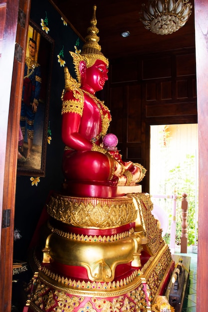 Lindas estátuas de buda rosa para viajantes tailandeses viajam visitam e respeitam orando abençoando adoração de mistério sagrado no templo Wat Tenplai de Si Prachan na cidade de Suphanburi em Suphan Buri Tailândia