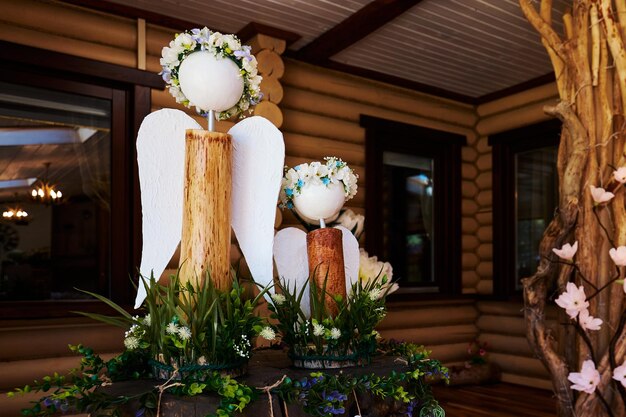 Lindas figuras de ángeles de madera en el pasillo del restaurante del hotel