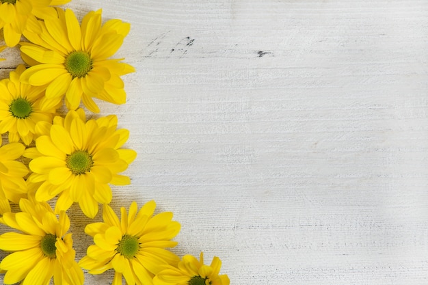 Lindas flores amarelas em uma mesa de madeira