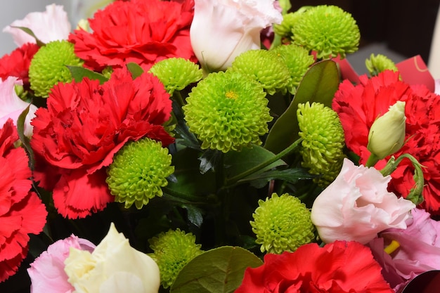 Lindas flores da primavera em fundo branco Composição floral festiva caixas de presente Dia dos namorados Dia das mulheres cartão de saudação do dia das mães Vista superior plana leigos