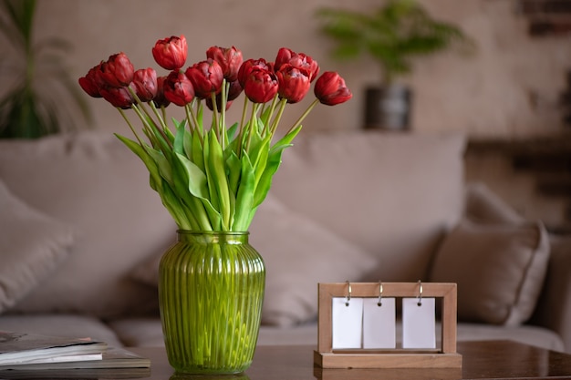 Lindas flores da primavera, tulipas na mesa