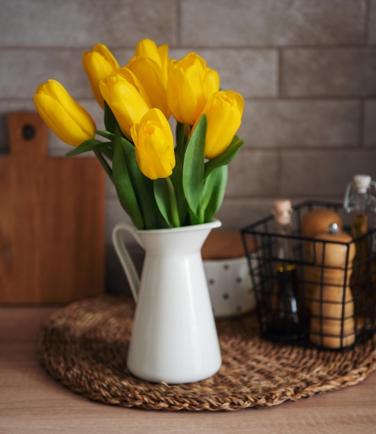 Lindas flores de tulipa na mesa na cozinha