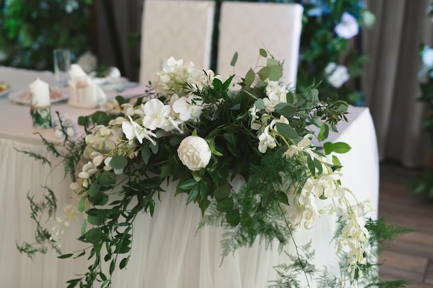 Lindas flores e velas de decoração de casamento