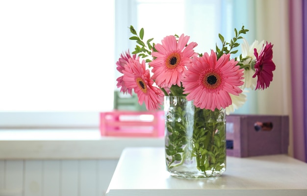 Lindas flores em um vaso na mesa