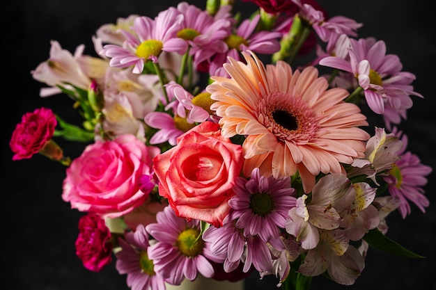 Lindas flores frescas da primavera Buquê rosa de flores em vaso em fundo preto