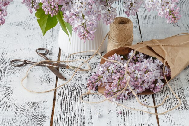 Lindas flores lilás em saco de papel