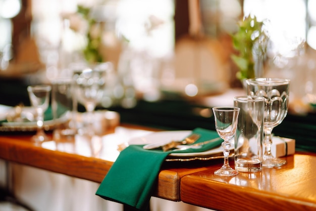 Lindas flores na mesa no dia do casamento linda mesa para uma recepção de festa.