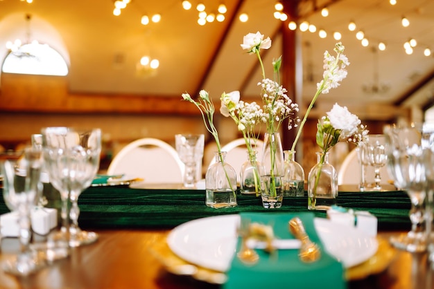 Lindas flores na mesa no dia do casamento Linda mesa para uma recepção de festa.