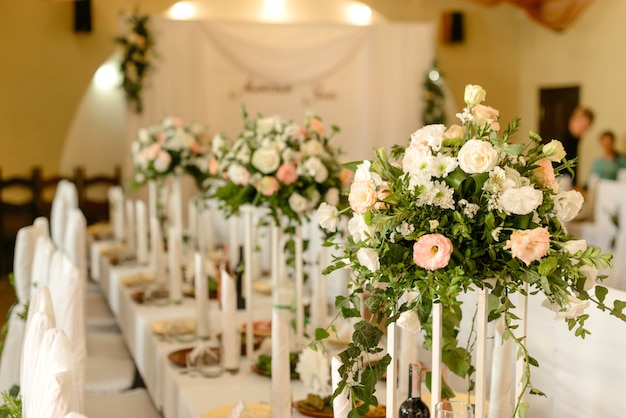 Lindas flores na mesa no dia do casamento