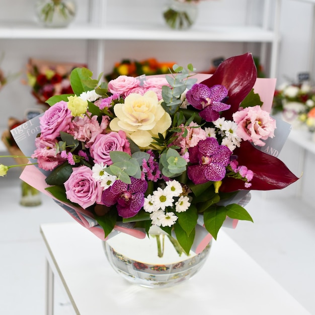 Lindas flores na mesa salão de flores dia das mulheres entrega de flores