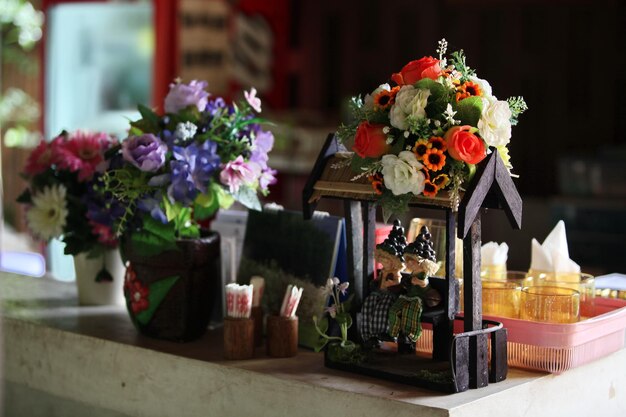 Lindas flores na mesa