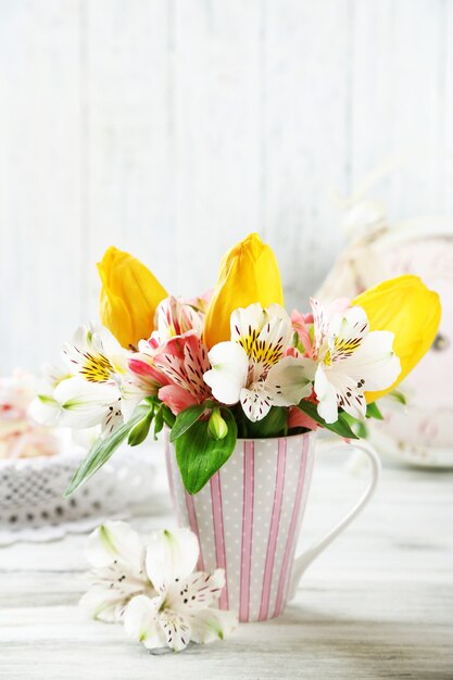 Lindas flores na taça, com fundo de madeira