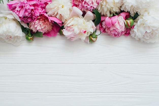 Foto lindas flores no fundo branco de madeira