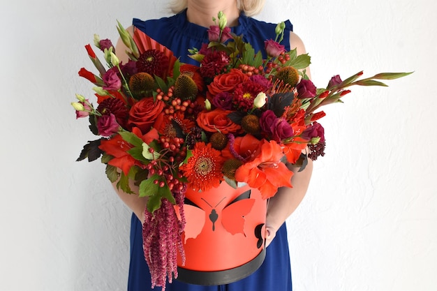 Lindas flores para férias mulher com lindas flores nas mãos dentro de casa buquê de flores para floricultura