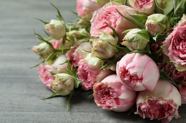 Lindas flores rosas em textura cinza