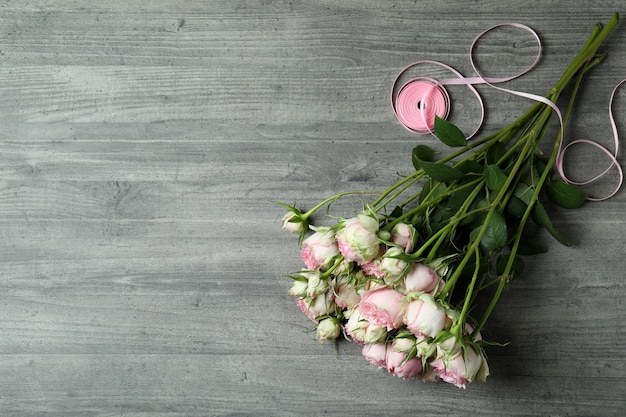 Lindas flores rosas em textura cinza