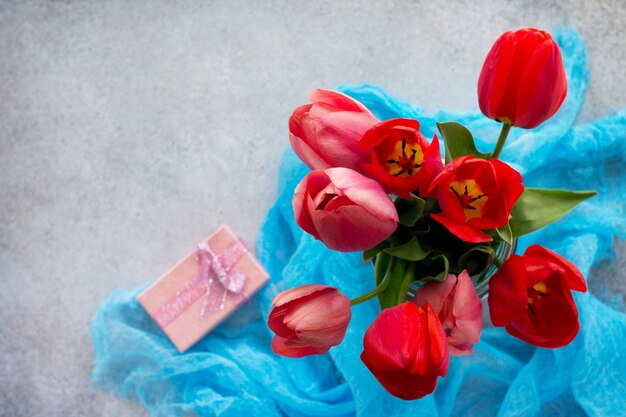 Lindas frescas tulipas cor de rosa e vermelhas de flores em um vaso.