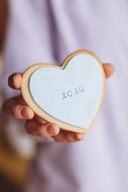 Lindas galletas en forma de corazón para todos los enamorados de la inscripción xoxo.