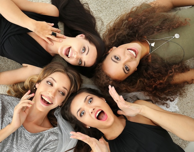 Lindas garotas deitadas no chão, vista de cima