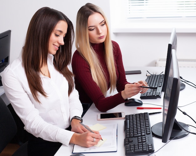 Lindas garotas trabalhando no escritório de uma empresa de consultoria