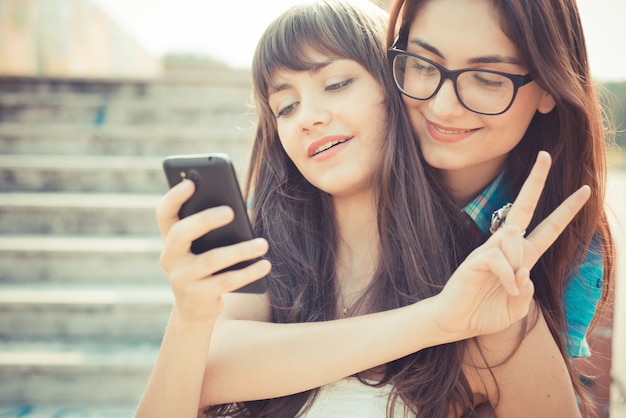 lindas hipster jovens mulheres irmãs amigos